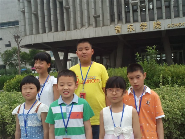 2014年6月15日参加比赛的选手在临沂大学城留念